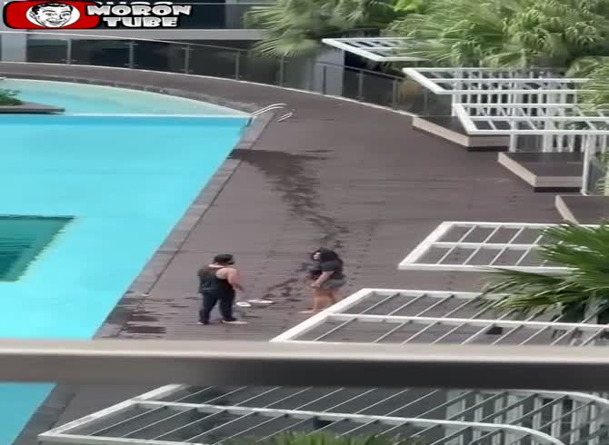 Video :After learning that his girlfriend was pregnant, a guy attempts to drown her